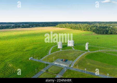 DUBOSEKOVO, région de Moscou, Russie - 20 août 2020. Vue de dessus des héros du Mémorial Panfilov dédiés à 28 soldats de l'Armée Rouge. Une grande pierre s Banque D'Images