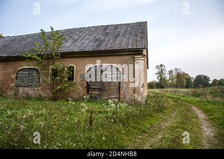 ancienne maison de campagne abandonnée par la route Banque D'Images