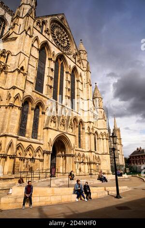 Royaume-Uni, Angleterre, Yorkshire, York Minster, visiteurs à l'extérieur du Sud ; transept sous le soleil Banque D'Images