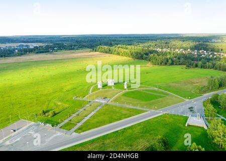 DUBOSEKOVO, région de Moscou, Russie - 20 août 2020. Vue de dessus des héros du Mémorial Panfilov dédiés à 28 soldats de l'Armée Rouge. Une grande pierre s Banque D'Images