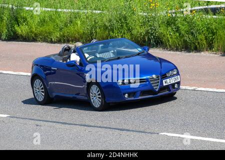 2007 bleu Alfa Romeo Spider JTS ; circulation automobile, véhicules en mouvement, voitures, véhicule roulant sur les routes britanniques, moteurs, automobile sur l'autoroute M6 réseau routier britannique. Banque D'Images