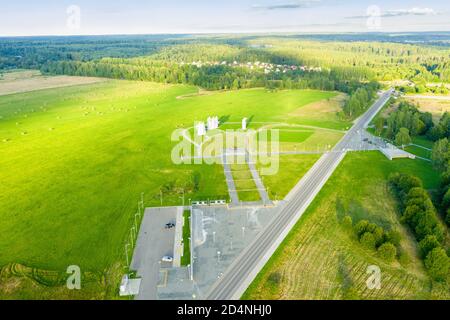 DUBOSEKOVO, région de Moscou, Russie - 20 août 2020. Vue de dessus des héros du Mémorial Panfilov dédiés à 28 soldats de l'Armée Rouge. Une grande pierre s Banque D'Images