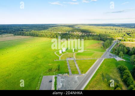 DUBOSEKOVO, région de Moscou, Russie - 20 août 2020. Vue de dessus des héros du Mémorial Panfilov dédiés à 28 soldats de l'Armée Rouge. Une grande pierre s Banque D'Images