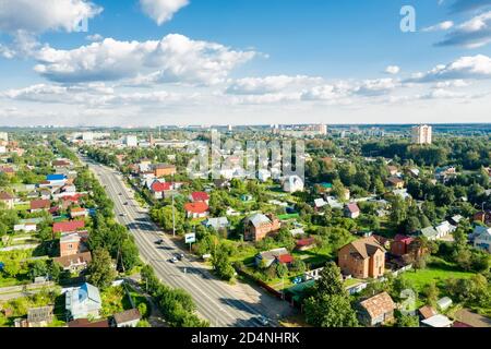 Vue de dessus de l'autoroute de Volokolamsk passant dans le village près de Moscou Banque D'Images