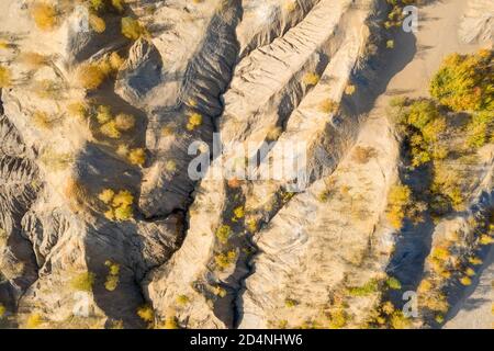 Vue de dessus des plis montagneux du terrain sur un jour d'automne Banque D'Images