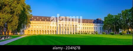 Koblenz, Allemagne, 23 août 2019 : Palais électoral, bâtiment Schloss et place de pelouse en herbe verte Schlossvorplatz dans le centre-ville historique de Coblence, fond bleu ciel, État de Rhénanie-Palatinat Banque D'Images