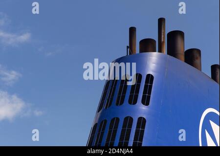 Cheminée bleue avec logo de DFDS Danish International Shipping Et une société de logistique sur un ferry entre Douvres et Dunkerque Banque D'Images