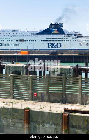 Ferry P&O dans le port de Douvres, Royaume-Uni Banque D'Images