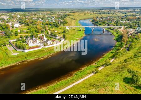 Une vue depuis une hauteur de la ville de Staritsa Et le monastère de la Sainte Dormition sur les rives du Rivière Volga Banque D'Images