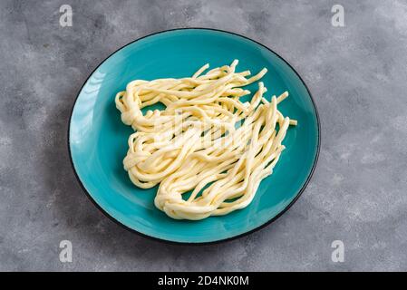 Toron de fromage tressé. Fromage traditionnel à cordes salées Banque D'Images