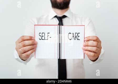 Rédaction de texte Self Care. Photo d'entreprise présentant la pratique de prendre des mesures pour améliorer un s est propre santé modèle montrant différents vide c Banque D'Images