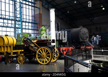 Royaume-Uni, Angleterre, Yorkshire, York, National Railway Museum, exposition de locomotives dont réplique Rocket montrant l'évolution de la conception de moteurs Banque D'Images