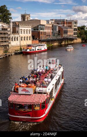 Royaume-Uni, Angleterre, Yorkshire, York, bateau de croisière touristique sur la rivière Ouse Banque D'Images