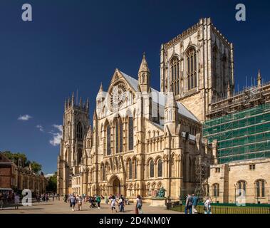 Royaume-Uni, Angleterre, Yorkshire, York Minster, les visiteurs en dehors du Sud transept au soleil Banque D'Images