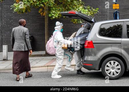 Les étudiants portent un EPI lorsqu'ils chargent des valises dans un taxi pour les emmener à leur logement à Bristol, où des centaines d'étudiants ont été informés de s'auto-isoler après que 40 personnes aient été testées positives pour Covid-19. Banque D'Images