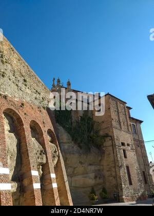 Le centre historique et le château du petit village de Castiglione Falletto dans le Langhe piémontais dans la province de Cuneo. Banque D'Images