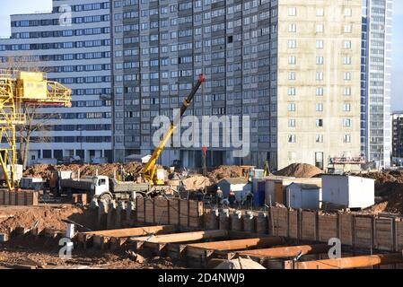 Grues automatiques mobiles travaillant sur le chantier. Creusant une fosse pour la construction d'un tunnel souterrain de la ligne de métro. Projet de construction du métro Banque D'Images