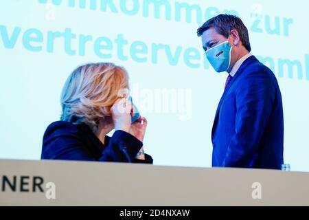 10 octobre 2020, Rhénanie-Palatinat, Ludwigshafen: Christian Baldauf, vice-président d'État et premier candidat de la CDU de Rhénanie-Palatinat pour les élections d'État de 2021, adopte Julia Klöckner, présidente d'État de la CDU de Rhénanie-Palatinat, lors de la conférence du parti d'État de la CDU de Rhénanie-Palatinat dans la Friedrich-Ebert-Halle. La compilation de la liste des élections de mars 2021 est au programme de la conférence du parti. Photo: Uwe Anspach/dpa Banque D'Images
