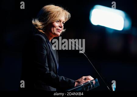 10 octobre 2020, Rhénanie-Palatinat, Ludwigshafen: Julia Klöckner, présidente de la CDU de Rhénanie-Palatinat, s'exprime à la conférence du parti de la CDU de Rhénanie-Palatinat dans la Friedrich-Ebert-Halle. La compilation de la liste des élections de mars 2021 est au programme de la conférence du parti. Photo: Uwe Anspach/dpa Banque D'Images