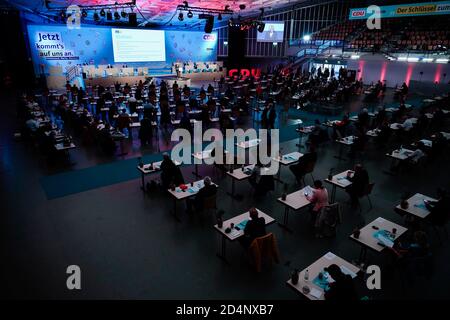 10 octobre 2020, Rhénanie-Palatinat, Ludwigshafen: Les membres du parti siègent à la Friedrich-Ebert-Halle à la conférence du parti d'État de la CDU de Rhénanie-Palatinat. La compilation de la liste des élections de mars 2021 figure au programme de la convention du parti. Photo: Uwe Anspach/dpa Banque D'Images
