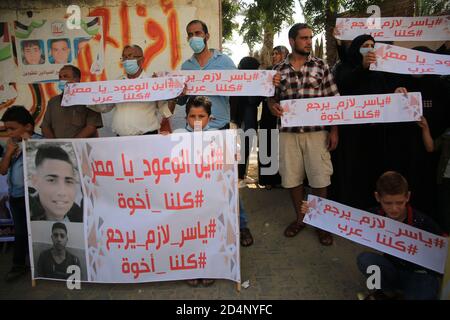 Deir Al-Balah, la bande de Gaza, Palestine. 10 octobre 2020. La famille des pêcheurs, Yasser Al-Zaazou, demande la libération de leur fils, qui est détenu par les autorités égyptiennes depuis près de deux semaines, lors d'une manifestation dans la ville de Deir al-Balah, au sud de la bande de Gaza. Crédit : Mahmoud Khatab/Quds Net News/ZUMA Wire/Alay Live News Banque D'Images
