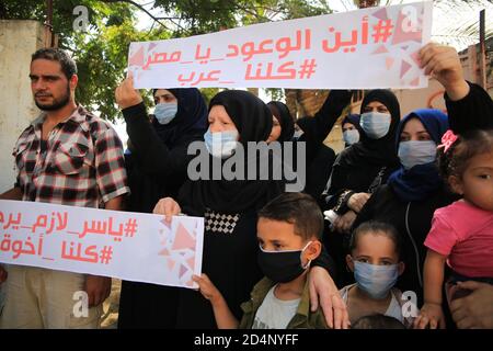Deir Al-Balah, la bande de Gaza, Palestine. 10 octobre 2020. La famille des pêcheurs, Yasser Al-Zaazou, demande la libération de leur fils, qui est détenu par les autorités égyptiennes depuis près de deux semaines, lors d'une manifestation dans la ville de Deir al-Balah, au sud de la bande de Gaza. Crédit : Mahmoud Khatab/Quds Net News/ZUMA Wire/Alay Live News Banque D'Images