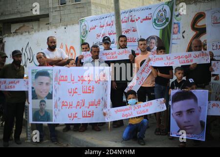 Deir Al-Balah, la bande de Gaza, Palestine. 10 octobre 2020. La famille des pêcheurs, Yasser Al-Zaazou, demande la libération de leur fils, qui est détenu par les autorités égyptiennes depuis près de deux semaines, lors d'une manifestation dans la ville de Deir al-Balah, au sud de la bande de Gaza. Crédit : Mahmoud Khatab/Quds Net News/ZUMA Wire/Alay Live News Banque D'Images