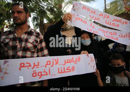 Deir Al-Balah, la bande de Gaza, Palestine. 10 octobre 2020. La famille des pêcheurs, Yasser Al-Zaazou, demande la libération de leur fils, qui est détenu par les autorités égyptiennes depuis près de deux semaines, lors d'une manifestation dans la ville de Deir al-Balah, au sud de la bande de Gaza. Crédit : Mahmoud Khatab/Quds Net News/ZUMA Wire/Alay Live News Banque D'Images