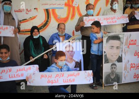 Deir Al-Balah, la bande de Gaza, Palestine. 10 octobre 2020. La famille des pêcheurs, Yasser Al-Zaazou, demande la libération de leur fils, qui est détenu par les autorités égyptiennes depuis près de deux semaines, lors d'une manifestation dans la ville de Deir al-Balah, au sud de la bande de Gaza. Crédit : Mahmoud Khatab/Quds Net News/ZUMA Wire/Alay Live News Banque D'Images