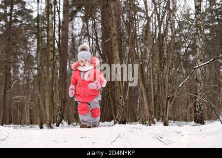 adorable petite fille jouant dans le parc d'hiver pour l'humeur de noël. les enfants jouent à l'extérieur Banque D'Images