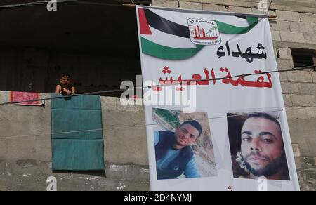 Deir Al-Balah, la bande de Gaza, Palestine. 10 octobre 2020. La famille des pêcheurs, Yasser Al-Zaazou, demande la libération de leur fils, qui est détenu par les autorités égyptiennes depuis près de deux semaines, lors d'une manifestation dans la ville de Deir al-Balah, au sud de la bande de Gaza. Crédit : Mahmoud Khatab/Quds Net News/ZUMA Wire/Alay Live News Banque D'Images