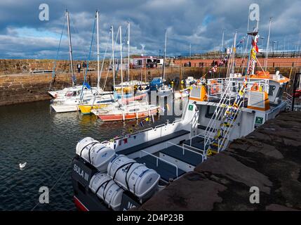 North Berwick, East Lothian, Écosse, Royaume-Uni, 10 octobre 2020. Météo au Royaume-Uni : soleil et nouveau bateau touristique. Sula III remplace Sula II et est arrivé il y a quelques jours décoré de pennants colorés, il a un système gyro sophistiqué dans sa coque qui lui permet de gérer la houle dans le Firth extérieur de Forth. Il offrira aux visiteurs un service de ferry pour Anstruther ainsi que des excursions en bateau vers les îles. Sula III a été conçu par Murray Cormack Naval Architects à Argyll, et construit par Alutec Marine Ltd à Balcardine, près d'Oban; sa livraison a été retardée par la pandémie de Covid-19 Banque D'Images