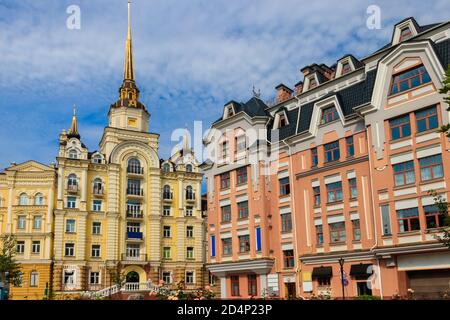 Maisons colorées du district d'élite de Vozdvizhenka à Kiev, Ukraine Banque D'Images