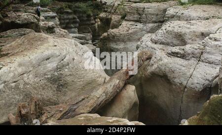 Rochers blancs à Sotchi. Sotchi. Canyon White Rocks. Été. Belle vue sur le paysage de la cascade. Petite chute d'eau dans un paysage de forêt vert profond. Sotchi Banque D'Images
