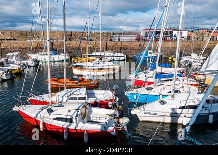 North Berwick, East Lothian, Écosse, Royaume-Uni, 10 octobre 2020. Météo au Royaume-Uni : voiliers et yachts colorés dans le port lors d'une journée ensoleillée dans le port Banque D'Images