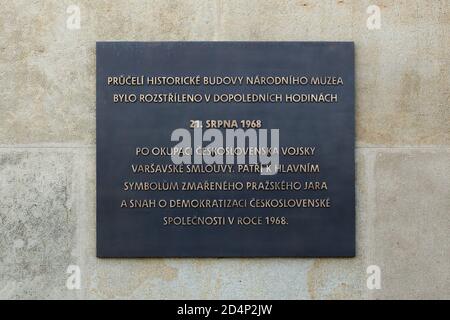 Plaque commémorative consacrée aux événements tragiques du 21 août 1968 sur la construction du Musée national (Národní muzeum) sur la place Venceslas (Václavské náměstí) à Prague (République tchèque). Le bâtiment du musée a été gravement endommagé lors de la fusillade des par les troupes soviétiques pendant les premières heures de l'invasion soviétique en Tchécoslovaquie en août 1968. Les traces des trous de balles soviétiques sont encore visibles sur les colonnes de la façade principale. Banque D'Images