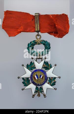 La croix de l'ordre national français de la Légion d'honneur (Légion d'Honneur) de la 3ème classe au rang du commandant exposé au Musée national (Národní muzeum) à Prague, République tchèque. Le général tchécoslovaque Milan Rastislav Štefánik a reçu cette ordonnance en 1919. L'exposition consacrée à Milan Rastislav Štefánik se déroule au Musée National jusqu'au 29 août 2020. Banque D'Images