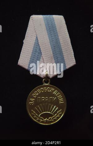 Médaille soviétique 'pour la libération de Prague' (1945) exposée au Musée national (Národní muzeum) à Prague, République tchèque. Le général tchécoslovaque Heliodor Píka a reçu cette médaille le 16 avril 1947. Banque D'Images