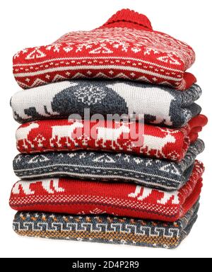 Pile de pulls à col roulé de Noël tricoté pliée ou pull-overs avec nordic ornement isolé sur fond blanc Banque D'Images