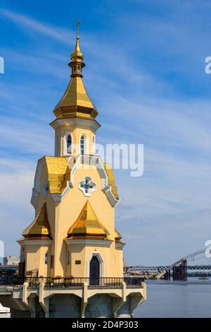 Église de Saint-Nicolas Wondermaker sur l'eau à Kiev, Ukraine Banque D'Images