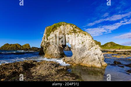 La Grande Arche à Ballintoy, Côte Nord, Irlande du Nord Banque D'Images