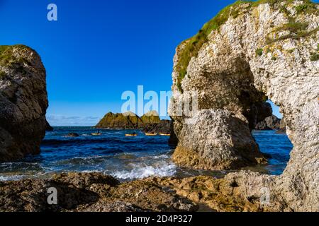 La Grande Arche à Ballintoy, Côte Nord, Irlande du Nord Banque D'Images