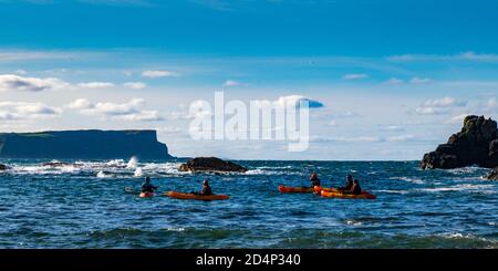 Kayaks à Ballintoy White Park Bay, côte nord, Irlande du Nord Banque D'Images