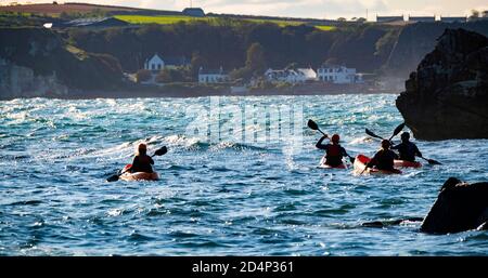 Kayaks à Ballintoy White Park Bay, côte nord, Irlande du Nord Banque D'Images