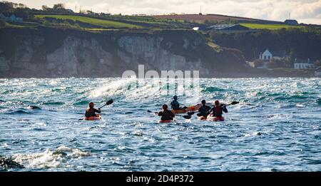 Kayaks à Ballintoy White Park Bay, côte nord, Irlande du Nord Banque D'Images