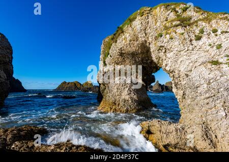 La Grande Arche à Ballintoy, Côte Nord, Irlande du Nord Banque D'Images