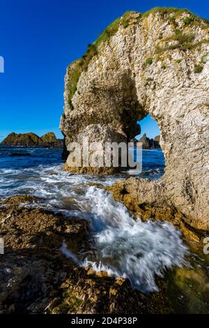 La Grande Arche à Ballintoy, Côte Nord, Irlande du Nord Banque D'Images