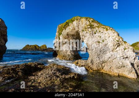 La Grande Arche à Ballintoy, Côte Nord, Irlande du Nord Banque D'Images