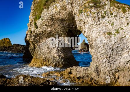 La Grande Arche à Ballintoy, Côte Nord, Irlande du Nord Banque D'Images