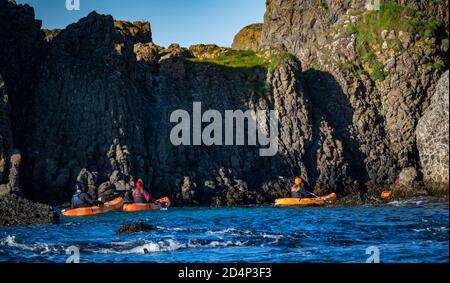 Kayaks à Ballintoy White Park Bay, côte nord, Irlande du Nord Banque D'Images